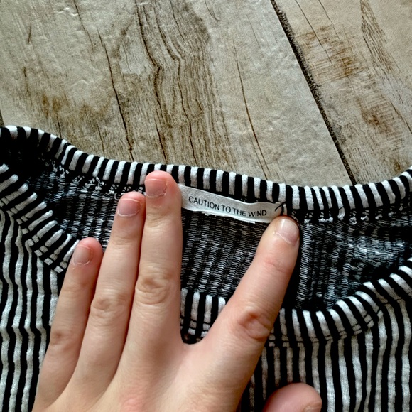 Stripped long-sleeve black and white crop top - Picture 2 of 3